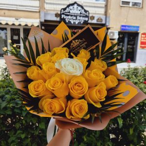 Buchet din 17 Trandafiri Naturali Galbeni
