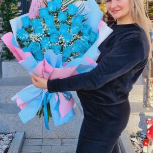 Buchet 33 Trandafiri Albastri Gypsophilia Ambalaj