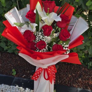 Buchet Elegant Trandafiri Rosii Crin Alb